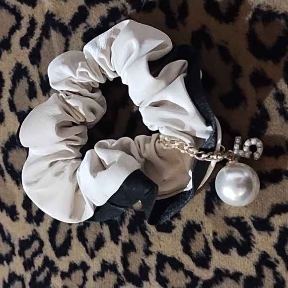 Hair accessory faux pearl #5 Scrunchie - Picture 1 of 1